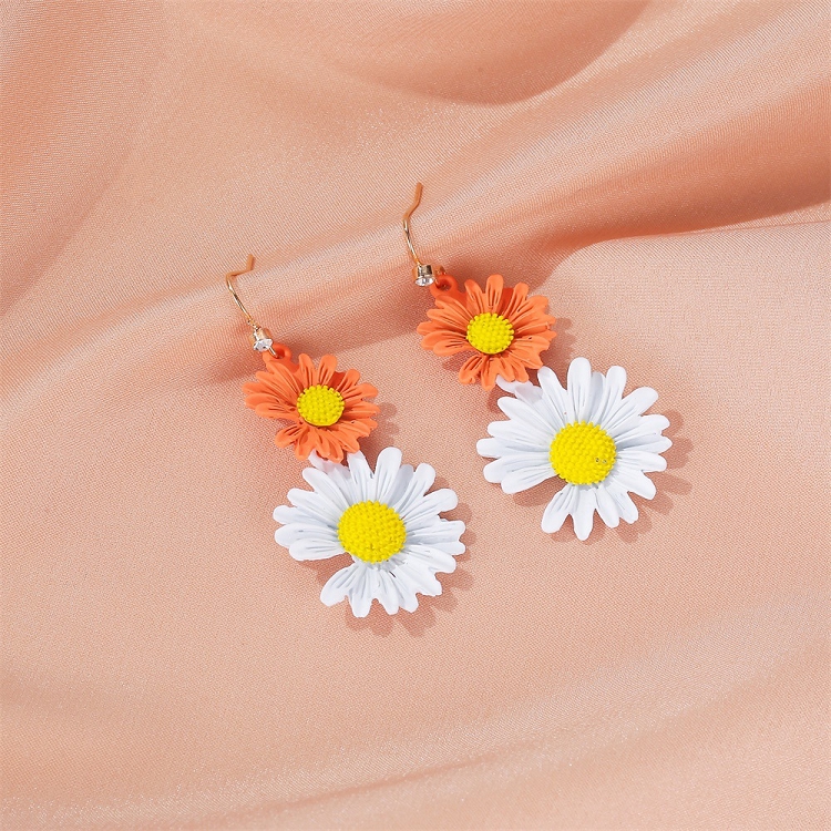 Korean version of the new Daisy earrings small and fresh summer double color Daisy earrings temperament net red long flower pendant ?